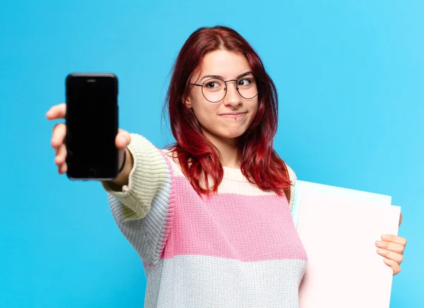 Söt Elev Kvinna Som Visar Sin Mobilskärm — Stockfoto