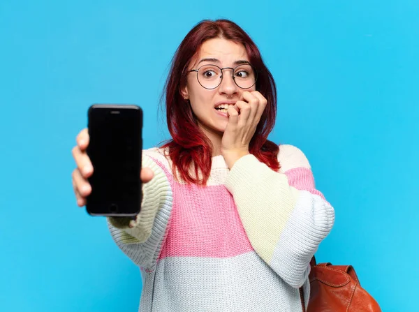 Söt Elev Kvinna Använder Sin Telefon — Stockfoto