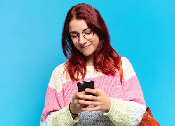 Söt Elev Kvinna Använder Sin Telefon — Stockfoto