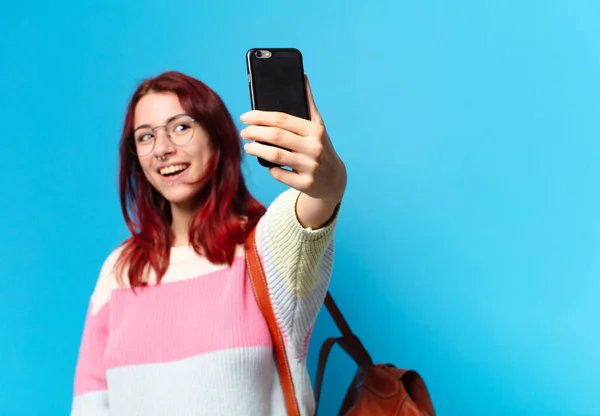 Söt Elev Kvinna Använder Sin Telefon — Stockfoto