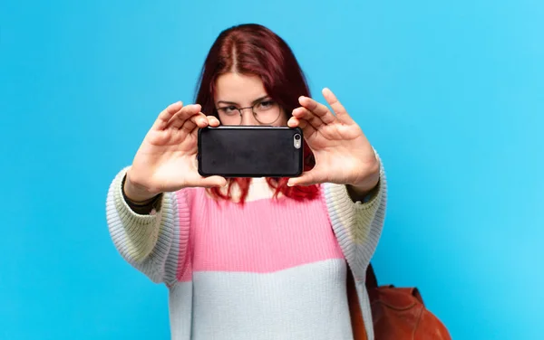 Söt Elev Kvinna Använder Sin Telefon — Stockfoto