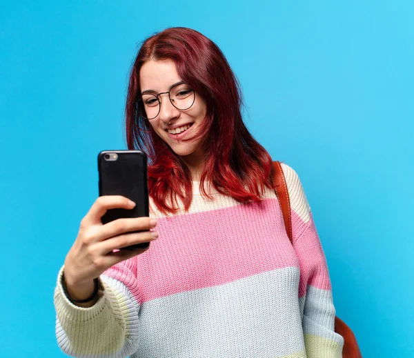 Söt Elev Kvinna Använder Sin Telefon — Stockfoto