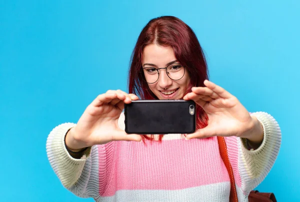 Söt Elev Kvinna Använder Sin Telefon — Stockfoto