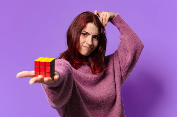 Vacker Kvinna Med Intelligens Leksak Utmaning — Stockfoto