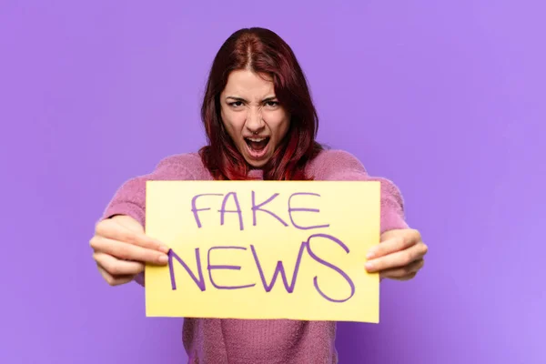 Mooie Vrouw Fake News Concept — Stockfoto