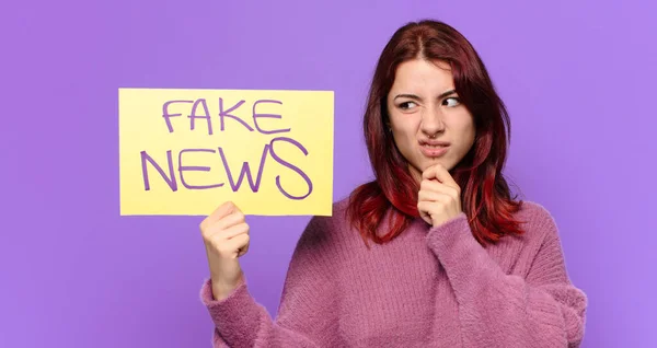 Mooie Vrouw Fake News Concept — Stockfoto