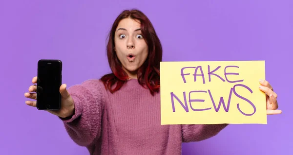 Mooie Vrouw Die Haar Telefoonscherm Laat Zien Nep Nieuws Concept — Stockfoto