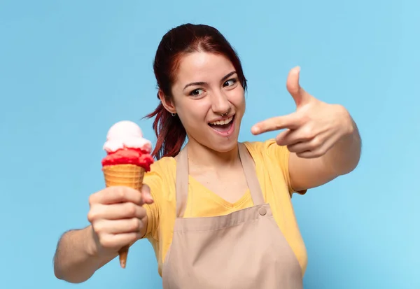 Hübsche Frau Mit Schürze Und Eis — Stockfoto