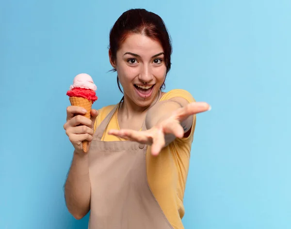 Hübsche Frau Mit Schürze Und Eis — Stockfoto