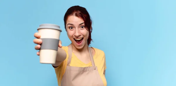 Mooie Vrouw Met Een Afhaalkoffie — Stockfoto