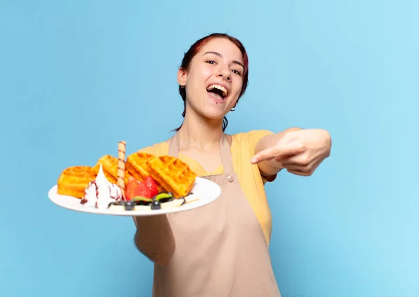 Söt Bageri Anställd Kvinna Med Våfflor Och Kakor — Stockfoto