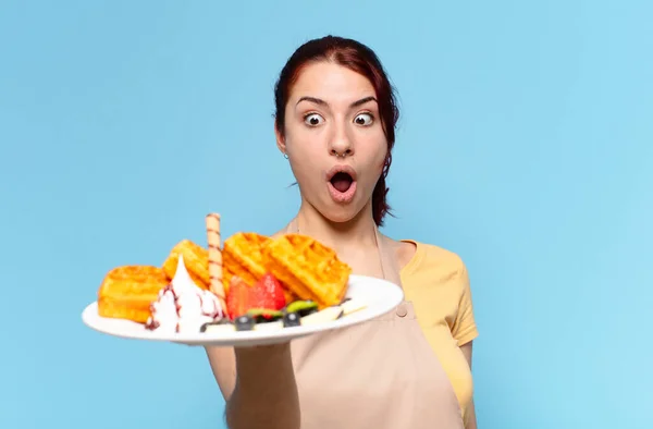 Pretty Bakery Employee Woman Waffles Cakes — Stock Photo, Image