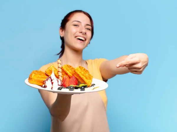 Söt Bageri Anställd Kvinna Med Våfflor Och Kakor — Stockfoto