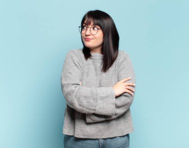 Ayrıca boyunda güzel bir kadın omuz silkiyor, kafası karışık ve kararsız, kolları bağlı ve şaşkın görünüyor.