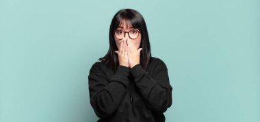 Ayrıca boyut olarak güzel bir kadın endişeli, üzgün ve korkmuş, ağzı ellerle kaplanmış, endişeli ve berbat görünüyor.