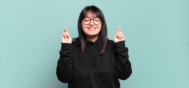 Artı boyut olarak güzel bir kadın gergin ve umutlu, şans diliyor ve dua ediyor.