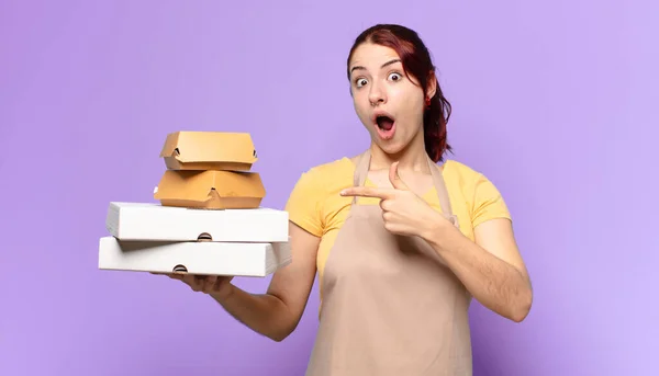 Mujer Bonita Con Llevar Cajas Comida Rápida —  Fotos de Stock