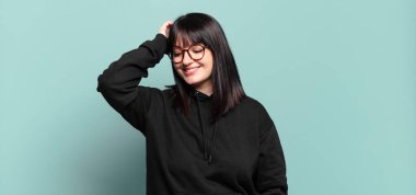 Artı boyut olarak güzel bir kadın neşeli ve tesadüfen gülümsüyor, olumlu, mutlu ve kendinden emin bir bakışla göğüs göğüse tutuşuyor.