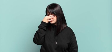 Ayrıca boyunda güzel bir kadın stresli, mutsuz ve hayal kırıklığına uğramış, alınlı ve şiddetli baş ağrısı çeken.