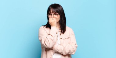 Ayrıca boyunda güzel bir kadın ciddi, düşünceli ve endişeli, eli çenesine değmiş şekilde yan yan bakıyor.