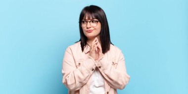 Artı boyut olarak güzel bir kadın gururlu, yaramaz ve kibirli hissederken şeytani bir plan kuruyor ya da bir numara düşünüyor.