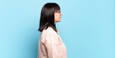 Ayrıca profil görünümlü boyda güzel bir kadın uzayı kopyalamaya çalışıyor, düşünüyor, hayal ediyor ya da hayal kuruyor.