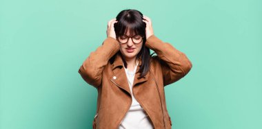 Artı boyut olarak güzel bir kadın stresli ve hayal kırıklığına uğramış hissediyor, el ele tutuşuyor, yorgun, mutsuz ve migren ağrısı çekiyor.