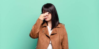 Ayrıca boyunda güzel bir kadın stresli, mutsuz ve hayal kırıklığına uğramış, alınlı ve şiddetli baş ağrısı çeken.