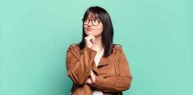 Artı boyut olarak güzel bir kadın düşünceli, meraklı ya da hayal ürünü fikirler üretiyor, hayal kuruyor ve uzayı kopyalıyor.