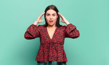 Genç, hoş, sıradan bir kadın elleri havada bağırıyor. Öfkeli, sinirli, stresli ve üzgün.