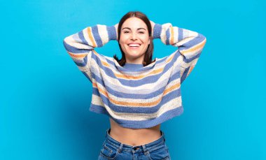 Mutlu, kaygısız, arkadaş canlısı ve rahat görünen genç ve hoş bir kadın. Hayattan ve başarıdan keyif alıyor, pozitif bir tavırla.