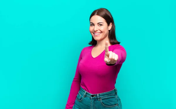 Joven Mujer Bastante Casual Sonriendo Con Orgullo Confianza Haciendo Número —  Fotos de Stock