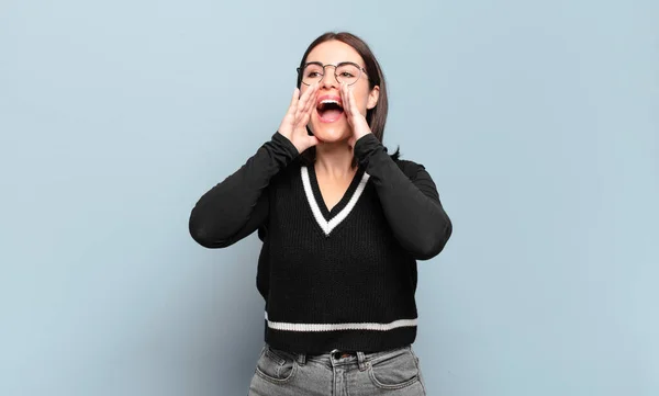 Junge Hübsche Frau Die Sich Glücklich Aufgeregt Und Positiv Fühlt — Stockfoto