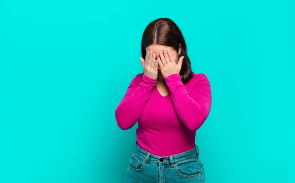 Jong Vrij Casual Vrouw Voelt Zich Verdrietig Gefrustreerd Nerveus Depressief — Stockfoto