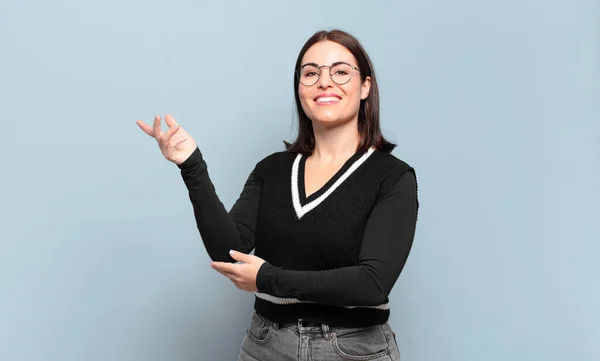 Giovane Bella Donna Casual Sorridente Orgogliosamente Con Fiducia Sentirsi Felice — Foto Stock