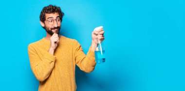 Genç, deli, sakallı, temiz malı olan bir hizmetçi.