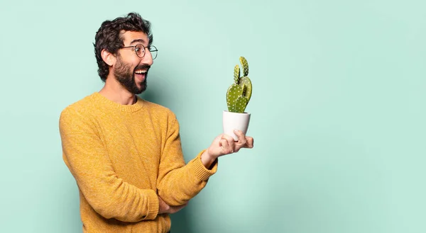 Joven Loco Barbudo Hombre Sosteniendo Cactus Casa Planta — Foto de Stock