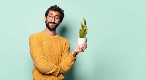 Joven Loco Barbudo Hombre Sosteniendo Cactus Casa Planta — Foto de Stock