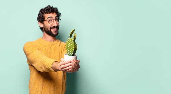 Joven Loco Barbudo Hombre Sosteniendo Cactus Casa Planta — Foto de Stock