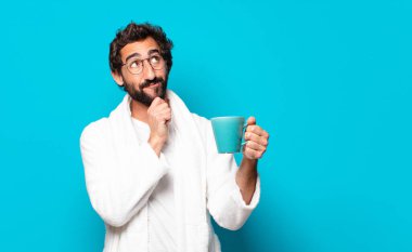 Kafasında kahve fincanı olan genç, çılgın sakallı adam.