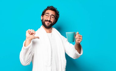 Kafasında kahve fincanı olan genç, çılgın sakallı adam.