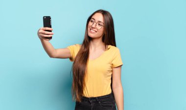 Genç ve güzel bir kadın hücresini kullanıyor..