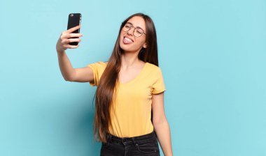 Genç ve güzel bir kadın hücresini kullanıyor..