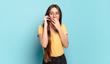 Genç ve güzel bir kadın hücresini kullanıyor..