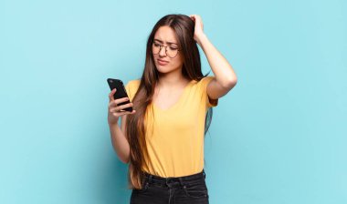 Genç ve güzel bir kadın hücresini kullanıyor..