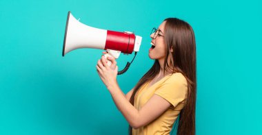 Megafonlu genç ve güzel bir kadın.