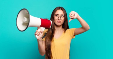 Megafonlu genç ve güzel bir kadın.