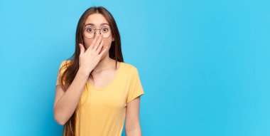 Genç ve güzel bir kadın duygularını kopyalayarak ifade ediyor.