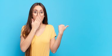 Genç ve güzel bir kadın duygularını kopyalayarak ifade ediyor.