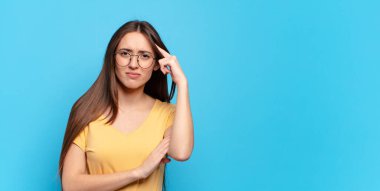 Genç ve güzel bir kadın duygularını kopyalayarak ifade ediyor.